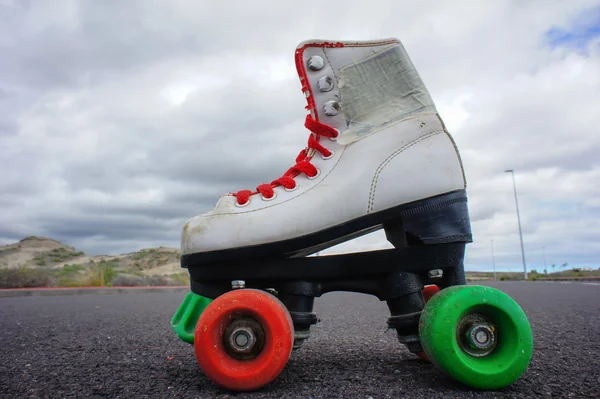 Bota de skate blanca vintage vieja —  Fotos de Stock