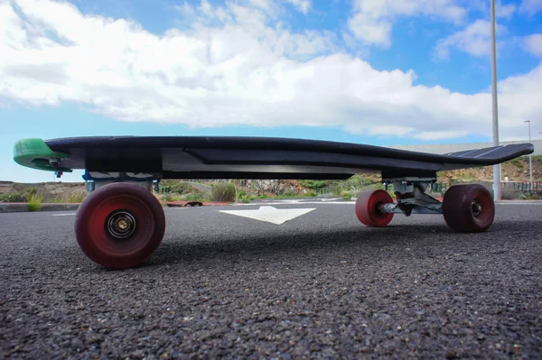 Vintage tarzı longboard siyah kaykay — Stok fotoğraf