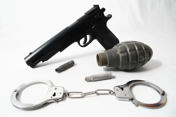 Granata pallottole pistola e manette — Foto Stock