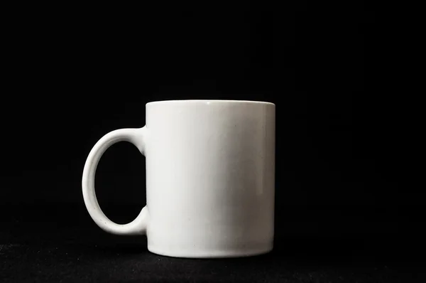 Чашка кофе изолированы на черный ... — стоковое фото