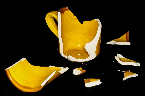 Kaputte orange Kaffeetasse — Stockfoto