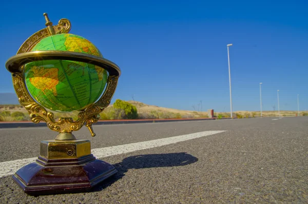 Globe sur la route — Photo