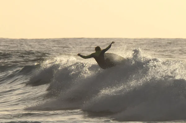 Silhouet surfer — Stockfoto