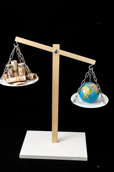 Země a peníze na dvoupáteřní rovnováze — Stock fotografie
