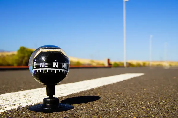 Kompas op de weg — Stockfoto