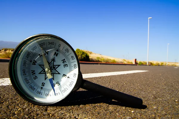 Kompas na drodze — Zdjęcie stockowe