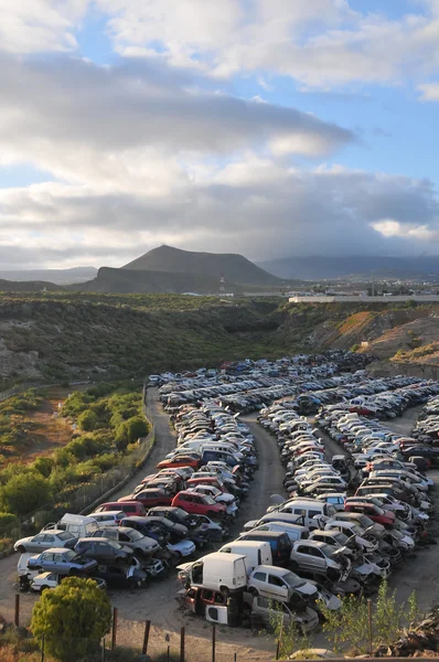 Viejos coches basura en el depósito de chatarra — Foto de Stock