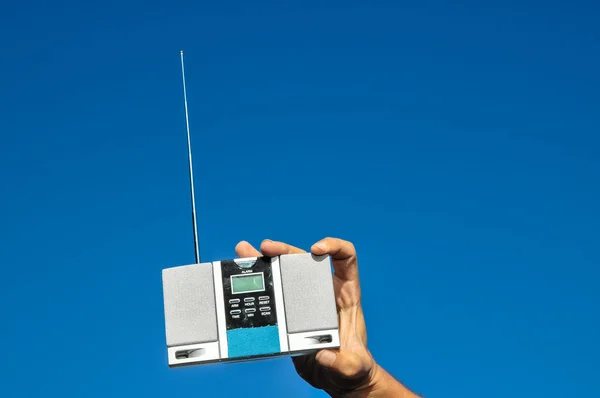 Старое винтажное серое радио с двумя спикерами — стоковое фото