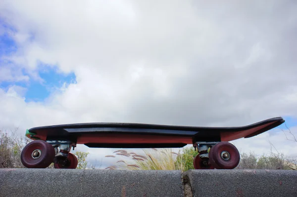 Vintage tarzı longboard siyah kaykay — Stok fotoğraf