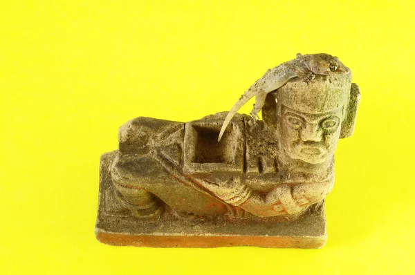 壁虎蜥蜴和玛雅雕像 — 图库照片