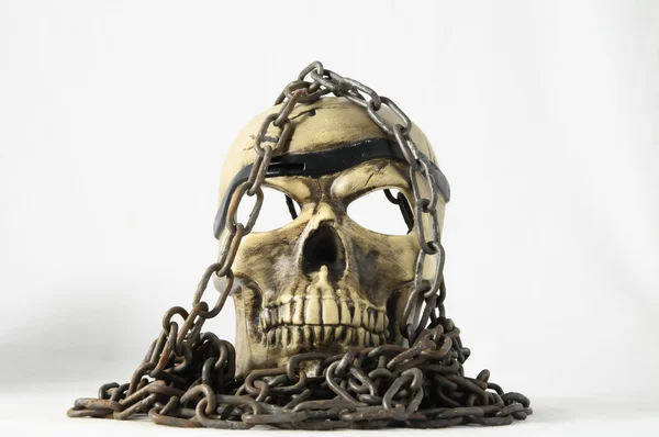 Cráneo y cadenas viejas —  Fotos de Stock