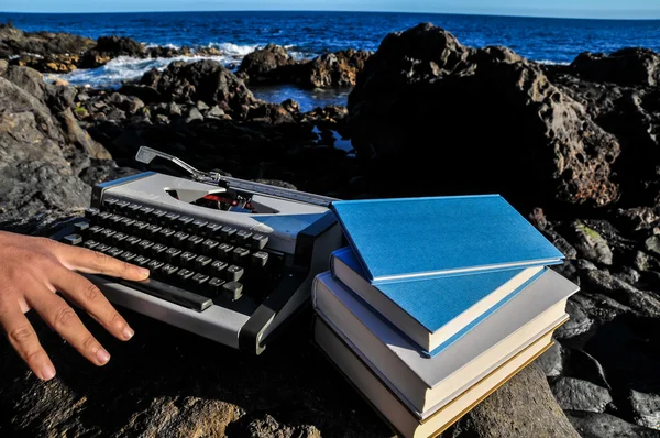 老式的黑色和白色旅行打字机 — 图库照片