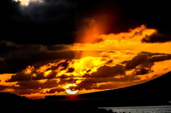 Kleurrijke wolken bij zonsondergang — Stockfoto