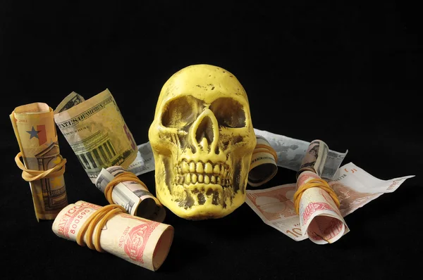 Ölüm ve para kavramı kafatası ve para birimi — Stok fotoğraf