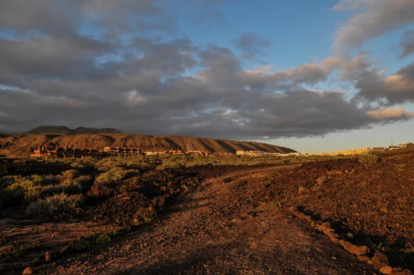 Route pierreuse au désert volcanique — Photo