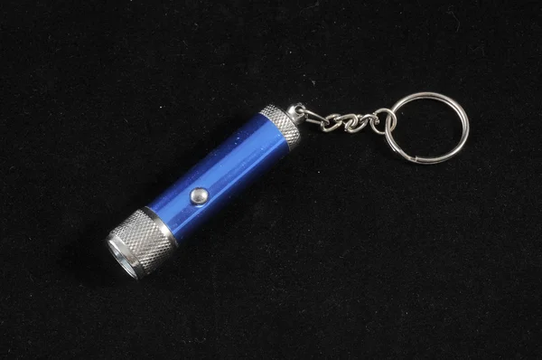 Eine blaue LED-Taschenlampe aus Aluminium — Stockfoto