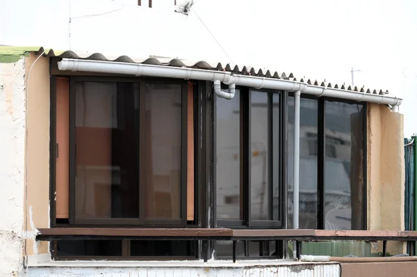 Ventanas viejas en un edificio antiguo —  Fotos de Stock