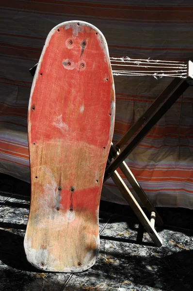 復元する古いビンテージ木製のスケート ボード — ストック写真