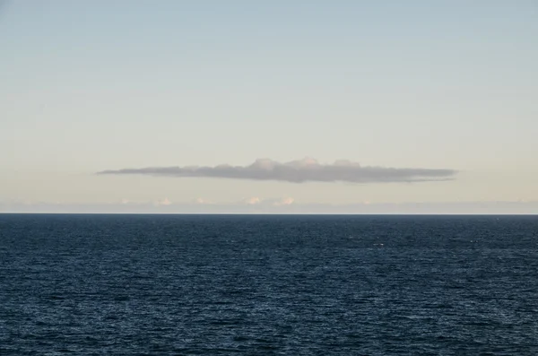 Färgade moln vid solnedgången — Stockfoto