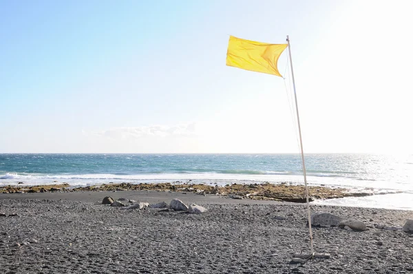 Gul festliga flagga vajande i vinden — Stockfoto