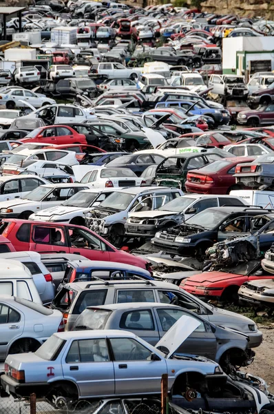 Oude auto 's op Junkyard — Stockfoto