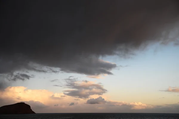 Kleurrijke wolken bij zonsondergang — Stockfoto