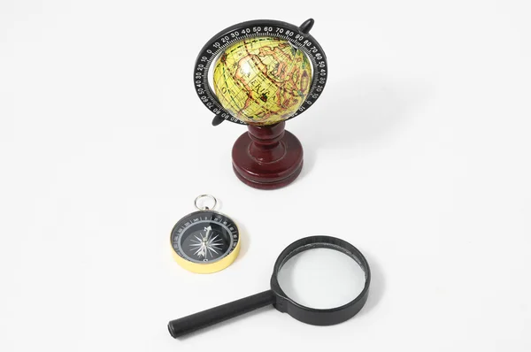 Винтажные инструменты Globe Compass and Loupe — стоковое фото