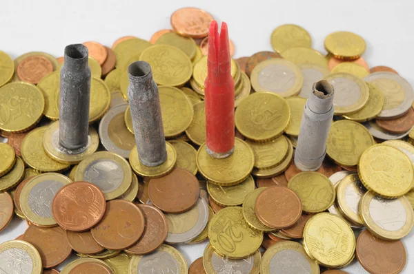 Geld und Waffen Konzept Kugel und Geld — Stockfoto