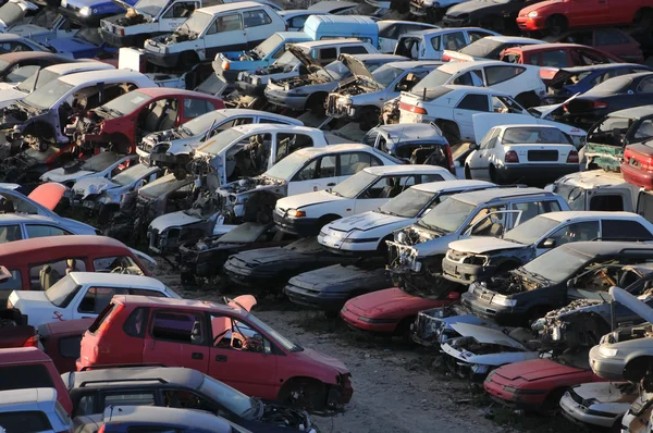 Alte Schrottautos auf Schrottplatz — Stockfoto