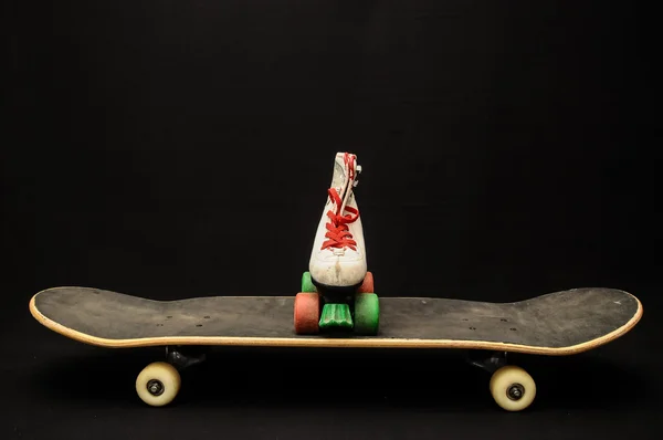 Oude gebruikte houten skateboard — Stockfoto
