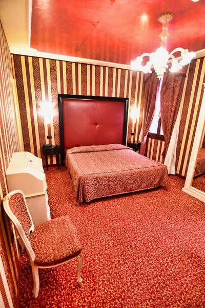 Modern Yatak Odası Bir Otel Odası Arka Plan Olarak Fotoğraf — Stok fotoğraf