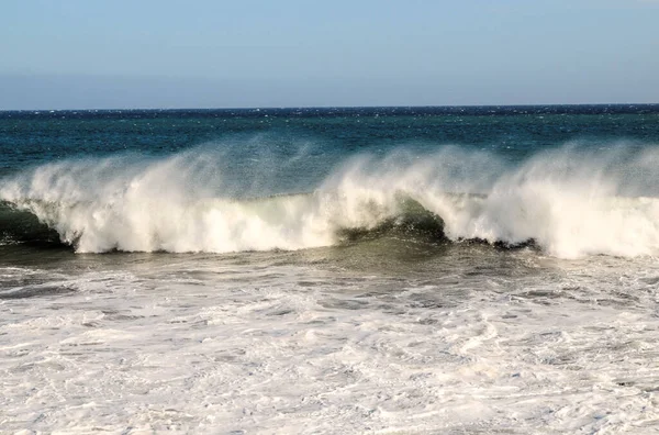 Große Blaue Welle Bricht Atlantik Aus — Stockfoto