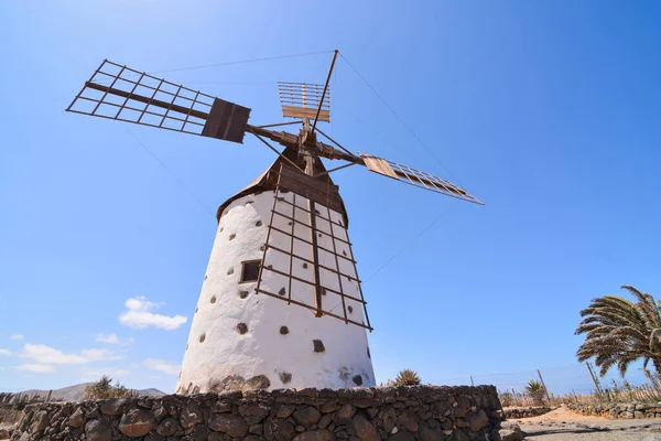 Zdjęcie Klasycznego Vintage Windmill Building — Zdjęcie stockowe