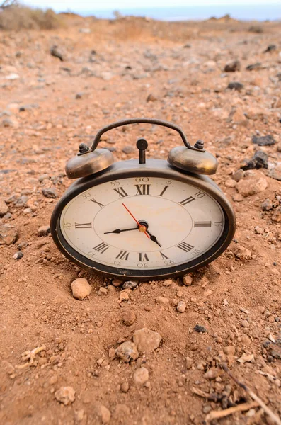 Horloge Analogique Classique Dans Sable Sur Désert Rock — Photo