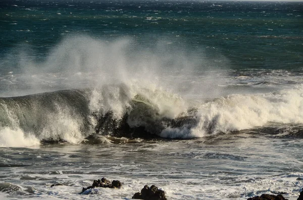 大西洋の大きな青い波が砕ける — ストック写真