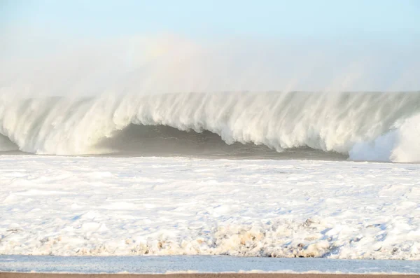 Big Blue Wave Rompe Océano Atlántico —  Fotos de Stock