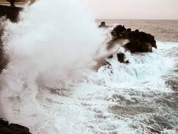 Erős Hullámok Zuhannak Tenerife Kanári Szigetek Vulkanikus Partjainál — Stock Fotó