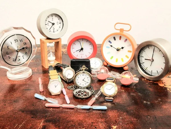 Molti Orologi Diversi Tavolo Woden — Foto Stock