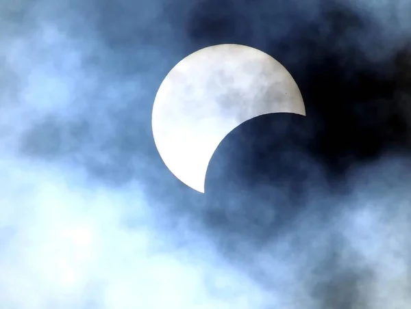Éclipse Solaire Partielle Jour Nuageux 2013 — Photo