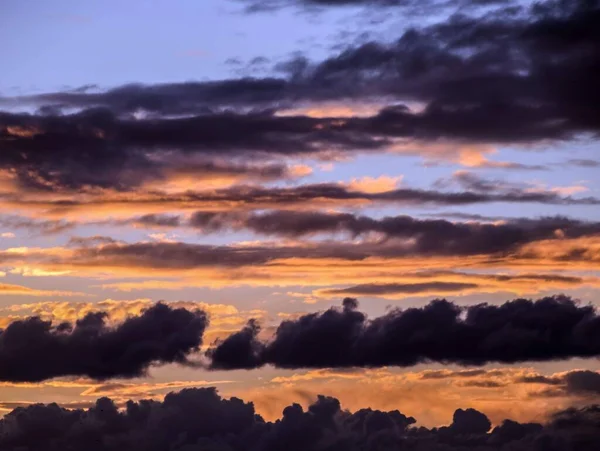 Paysage Nuageux Nuages Colorés Coucher Soleil Près Océan — Photo