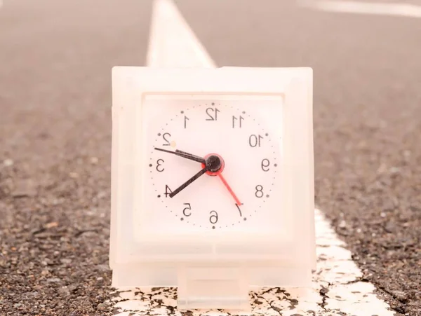 Ceas Alarmă Time Concept Strada Asphalt — Fotografie, imagine de stoc
