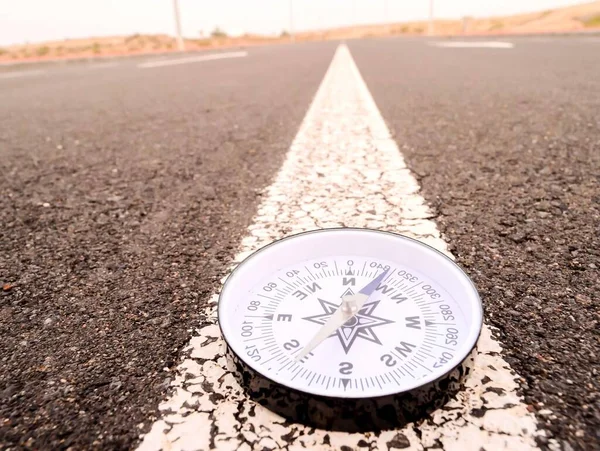 Travel Concept Compass Asphlat Road — Stock Photo, Image