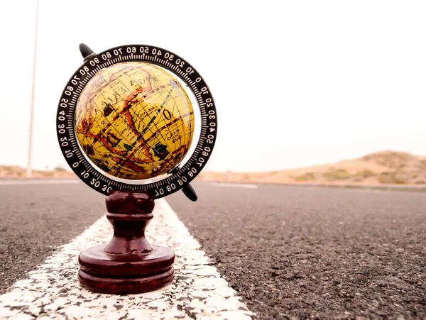 Εννοιολογική Εικόνα Globe Μια Άσφαλτο Street — Φωτογραφία Αρχείου