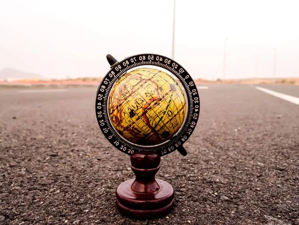 Imagem Conceitual Globo Terra Uma Rua Asfalto — Fotografia de Stock