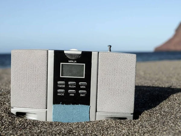 Vintage Stereo Radio Sand Beach — 스톡 사진