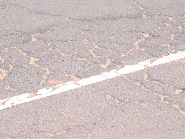 クラックされたアスファルトの道路テクスチャの背景の写真 — ストック写真
