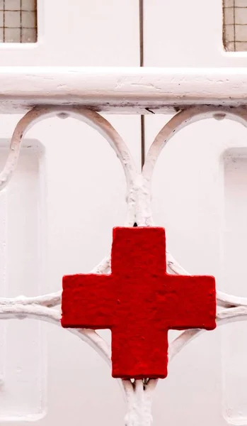 Röda Korset Medicinsk Skylt Över Vit Bakgrund — Stockfoto