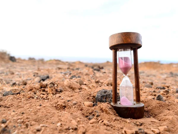 岩砂漠の時間概念の砂時計 — ストック写真
