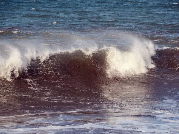 Grote Blauwe Golf Breekt Uit Atlantische Oceaan — Stockfoto