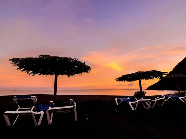 Güneş Yatakları Tropikal Sahilde Şemsiye — Stok fotoğraf